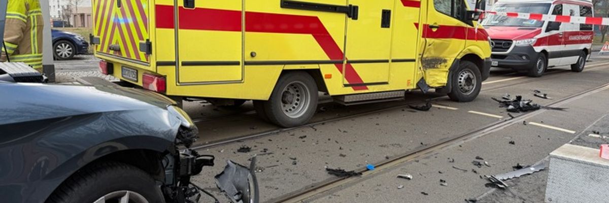 FW Dresden: Verkehrsunfall zwischen einem PKW und einem Rettungswagen