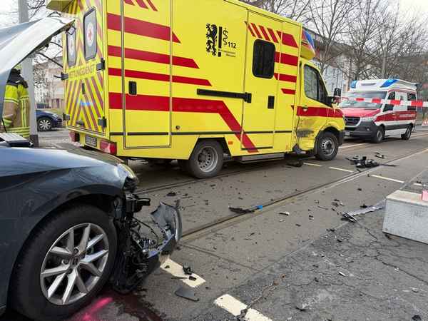 FW Dresden: Verkehrsunfall zwischen einem PKW und einem Rettungswagen