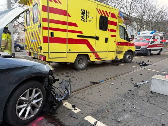 FW Dresden: Verkehrsunfall zwischen einem PKW und einem Rettungswagen