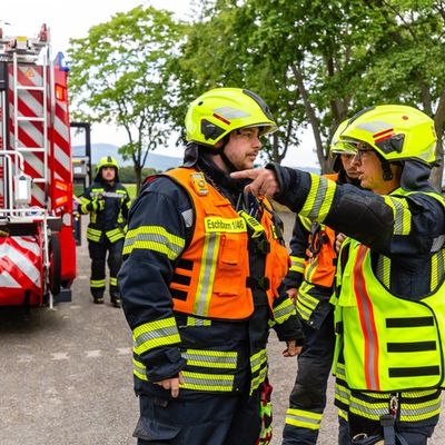 Feuerwehr MTK: "Red Tanker '25": 120 Einsatzkräfte proben Gefahrstofflage an der Heinrich-von-Kleist-Schule Eschborn