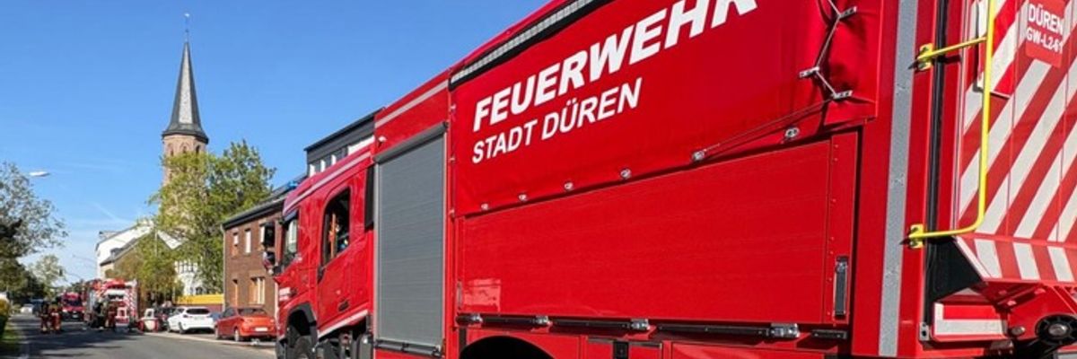 FW Düren: Gemeldeter Dachstuhlbrand in Gürzenich - Feuerwehr schnell erfolgreich