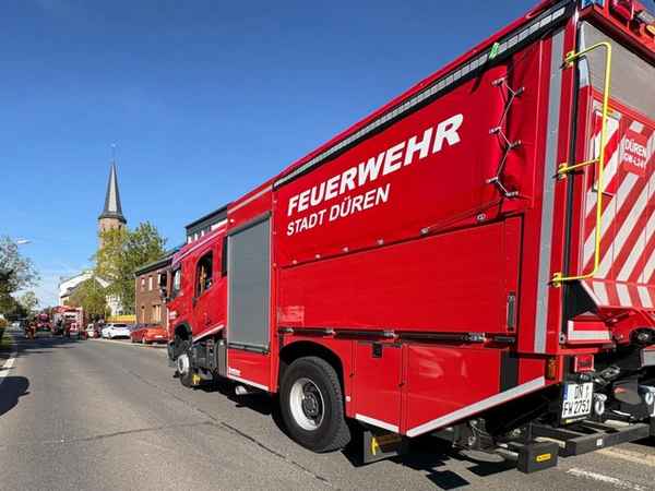 FW Düren: Gemeldeter Dachstuhlbrand in Gürzenich - Feuerwehr schnell erfolgreich