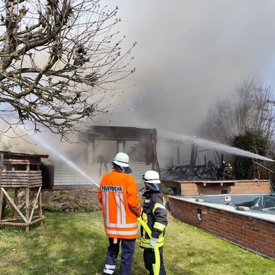 FW Lüchow-Dannenberg: +++ Großeinsatz der Feuerwehren in Lüchow-Dannenberg +++ Wohnhaus aus Holz brennt am Gründonnerstag vollständig aus +++