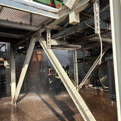 FW Horn-Bad Meinberg: Brand in Förderanlage eines holzverarbeitenden Betrieb am Ostermontag - aufwendige Löschmaßnahmen dauern 5 Stunden