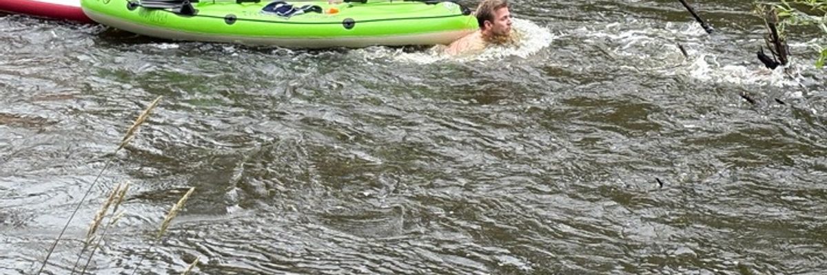 FW-OLL: Feuerwehrmann und Notarzt retten drei Personen aus der Hunte - Strömung wird zur Gefahr für Paddler