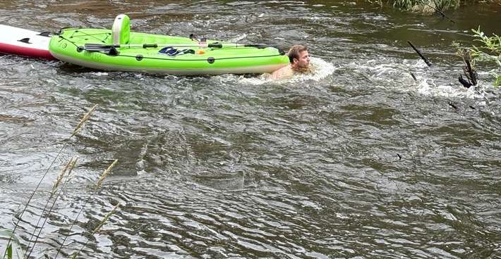 FW-OLL: Feuerwehrmann und Notarzt retten drei Personen aus der Hunte - Strömung wird zur Gefahr für Paddler