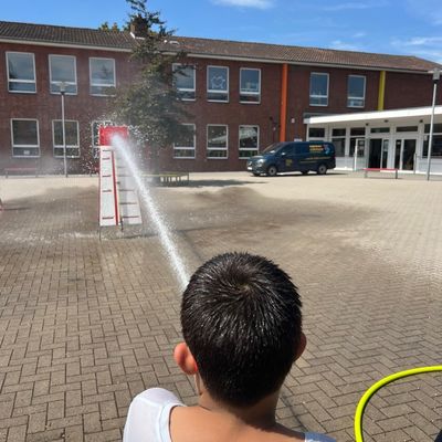 FW-WRN: Feuerwehr Werne sorgt für Abkühlung in der Ferienbetreuung der Uhlandschule