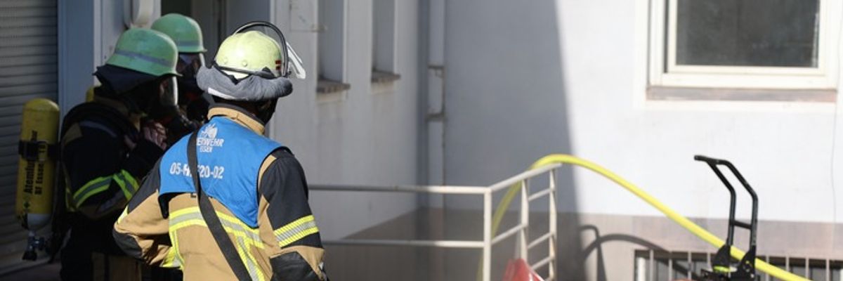 FW-E: Kellerbrand in Essen-Altendorf - aufwendige Entrauchungsmaßnahmen