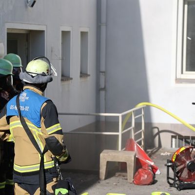 FW-E: Kellerbrand in Essen-Altendorf - aufwendige Entrauchungsmaßnahmen