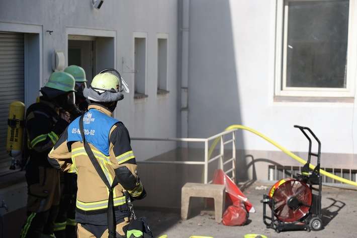 FW-E: Kellerbrand in Essen-Altendorf - aufwendige Entrauchungsmaßnahmen