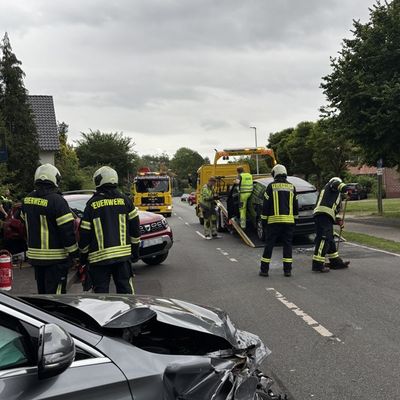 FW-AUR: Hilfeleistung nach Verkehrsunfall