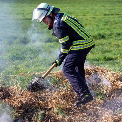 FW-BN: Strohballenbrand und mehrere Paralleleinsätze in der Nacht zu Freitag