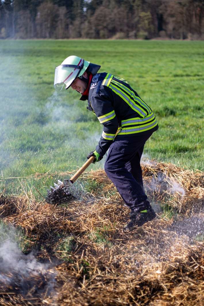 FW-BN: Strohballenbrand und mehrere Paralleleinsätze in der Nacht zu Freitag