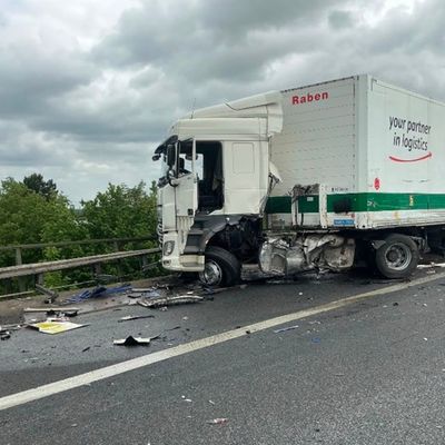FW Lehrte: LKW Unfall A2 - Verkehrsunfall und ein Einsatz für die Drehleiter: 3 nahezu zeitgleiche Einsätze für die Feuerwehren Lehrte und Ahlten