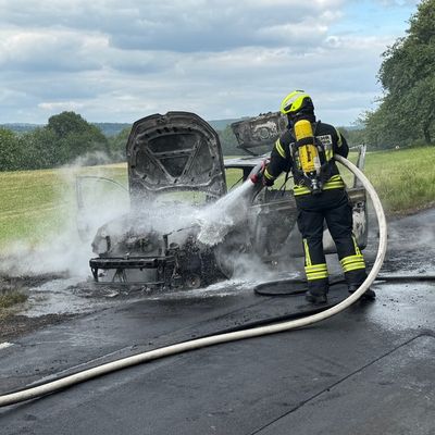 FW VG Westerburg: VW Polo wird ein Raub der Flammen - Fahrerin kommt mit dem Schrecken davon