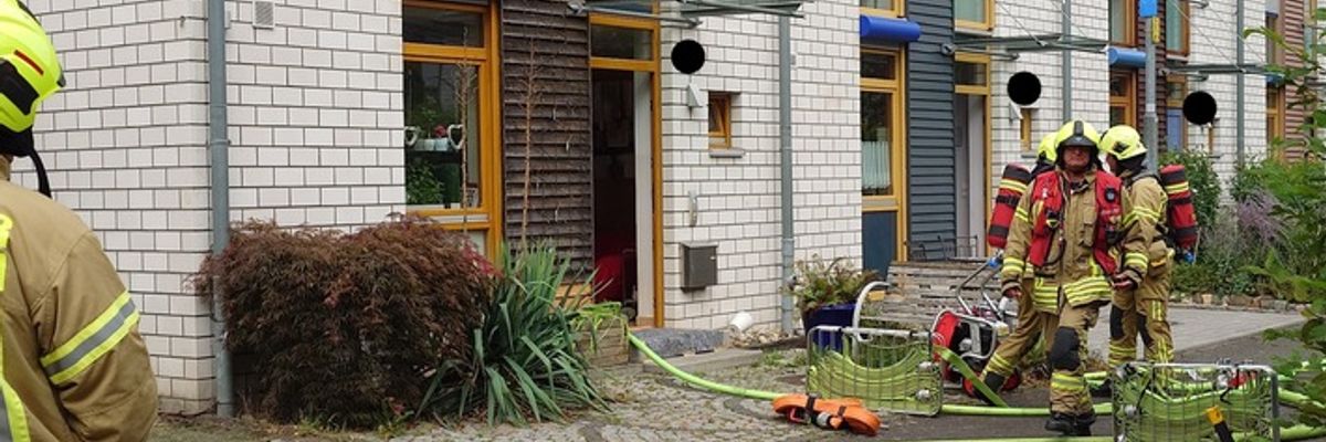 FW Ratingen: Zimmerbrand in Ratingen-Süd: Schneller Einsatz der Feuerwehr verhindert Schlimmeres