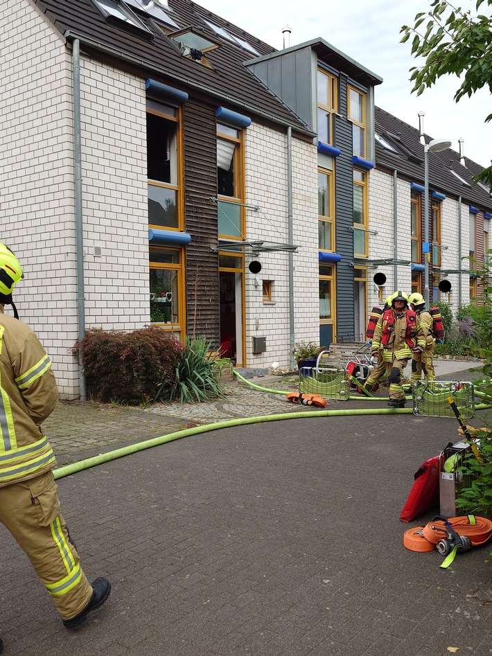 FW Ratingen: Zimmerbrand in Ratingen-Süd: Schneller Einsatz der Feuerwehr verhindert Schlimmeres