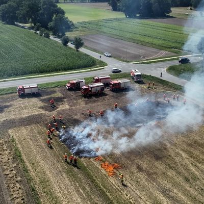 FW Lüchow-Dannenberg: +++ Besondere Brände erfordern besondere Maßnahmen +++ Feuerwehren der Samtgemeinde Elbtalaue trainieren die Brandbekämpfung von Vegetationsbränden +++