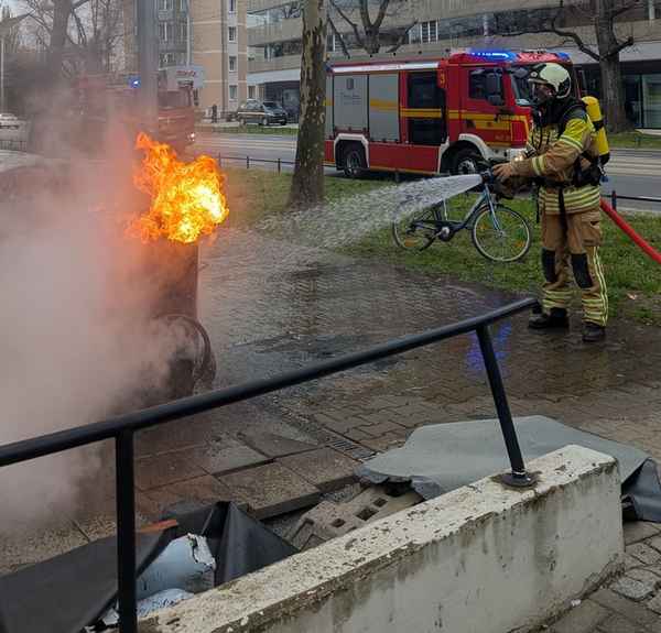FW Dresden: Bitumofen und Küche geraten in Brand