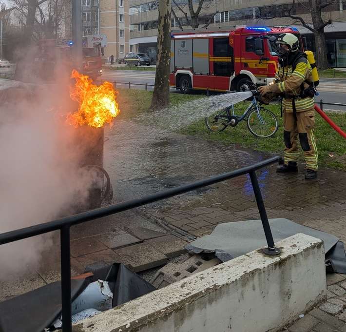 FW Dresden: Bitumofen und Küche geraten in Brand