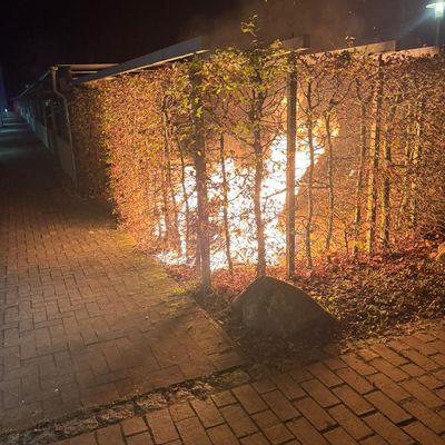 FW Neumünster: Mehrere Mülltonnen brennen in der Neumünsteraner Innenstadt