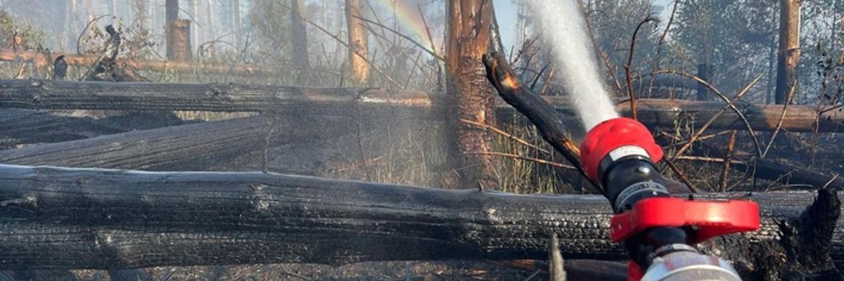 FW Kreis Soest: Zweite Folgemeldung zum Waldbrand in Möhnesee: Brand unter Kontrolle - Löscharbeiten dauern an