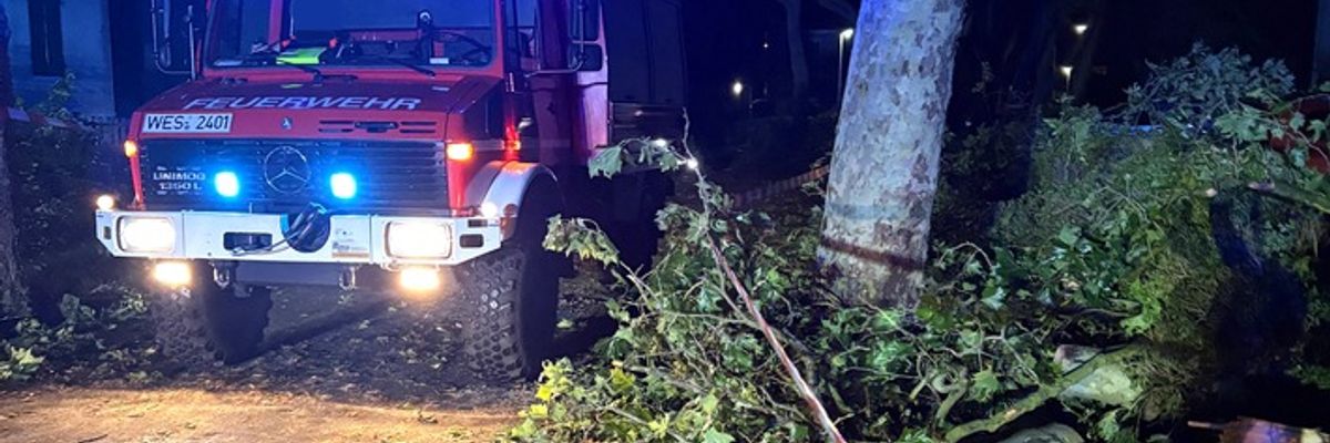 FW Moers: Einsatzreiches Wochenende für die Feuerwehr Moers bei Hitze und Unwetter