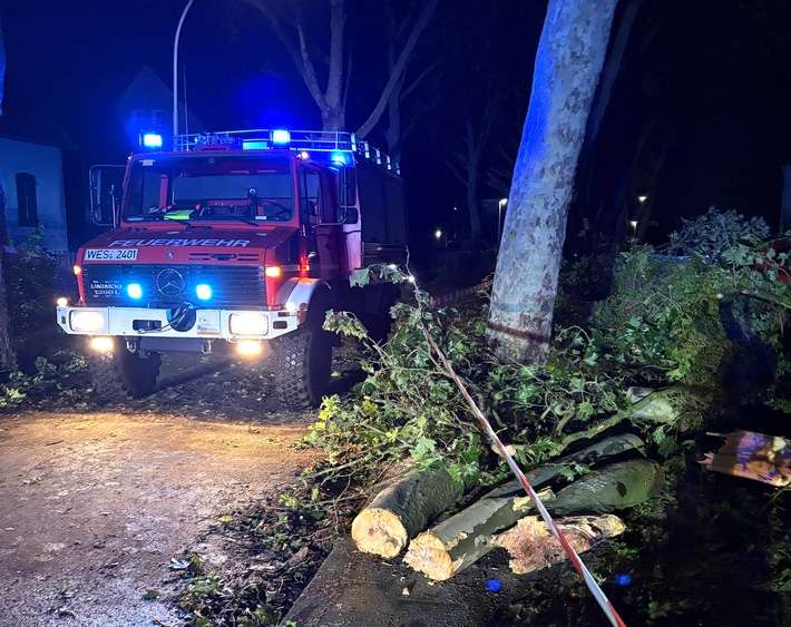 FW Moers: Einsatzreiches Wochenende für die Feuerwehr Moers bei Hitze und Unwetter