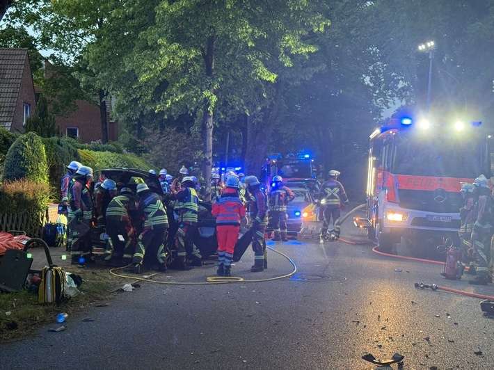 FW Norderstedt: Gefahrstoffeinsatz und Verkehrsunfall fordern die Feuerwehr Norderstedt am Mittwochabend