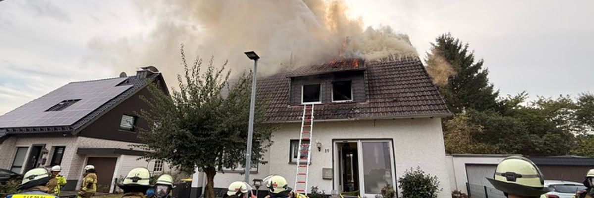 FW Menden: Brand eines Einfamilienhauses auf dem Sauerfeld - mehrere Personen mit Rauchgasintoxikation