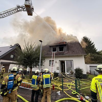 FW Menden: Brand eines Einfamilienhauses auf dem Sauerfeld - mehrere Personen mit Rauchgasintoxikation