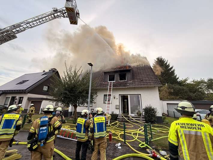 FW Menden: Brand eines Einfamilienhauses auf dem Sauerfeld - mehrere Personen mit Rauchgasintoxikation