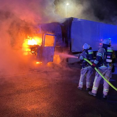 FW Lehrte: LKW-Fahrer kann sich aus brennender Fahrerkabine retten