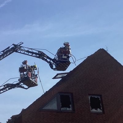 FW-OB: Dachstuhlbrand beschäftigt die Feuerwehr am Muttertag