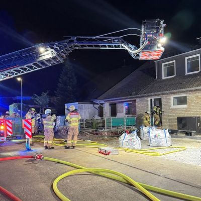 FW-GL: Dachstuhlbrand auf Baustelle in Bergisch Gladbach-Kippekausen - Feuerwehr mit Großaufgebot im Einsatz