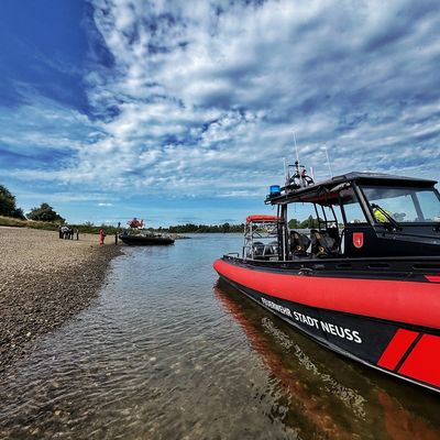 FW-NE: Badeunfall auf Höhe Neuss-Uedesheim | Person aus dem Rhein gerettet