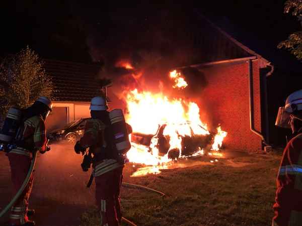 FW Minden: PKW vor Wohnhaus brennt in voller Audehnung