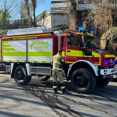FW-EN: Vier Einsätze für die Feuerwehr am Wochenende - Brandausbreitung auf Einfamilienhaus an der Friedhofstraße verhindert - Brand im Hang am Beethovenweg