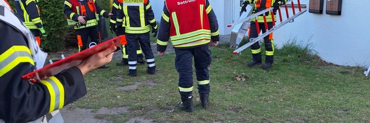 FW-ROW: Zimmerbrand in Asylunterkunft - 12 Personen gerettet