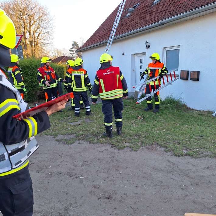 FW-ROW: Zimmerbrand in Asylunterkunft - 12 Personen gerettet