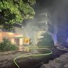 FW-MH: Brand zweier PKW-Anhänger greift auf Lagerbereich über