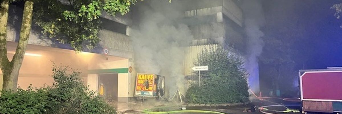 FW-MH: Brand zweier PKW-Anhänger greift auf Lagerbereich über