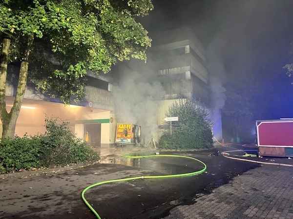 FW-MH: Brand zweier PKW-Anhänger greift auf Lagerbereich über
