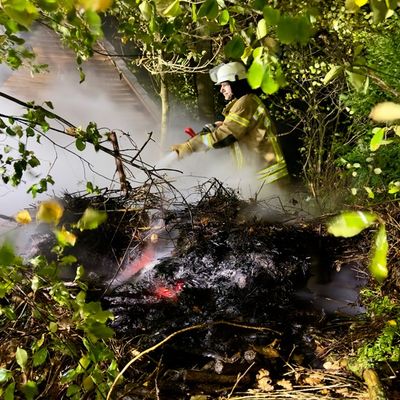FW-OLL: Vegetationsbrand auf Nachbargrundstück von Mädchen der Jugendfeuerwehr gemeldet