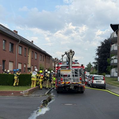 FW Tönisvorst: Wohnungsbrand in Tönisvorst - 2 Personen durch Feuerwehr gerettet Feuerwehr rettet zwei Personen aus einer verrauchten Brandwohnung. Fünf weitere Bewohner und eine Katze wurden in Sicherheit gebracht.