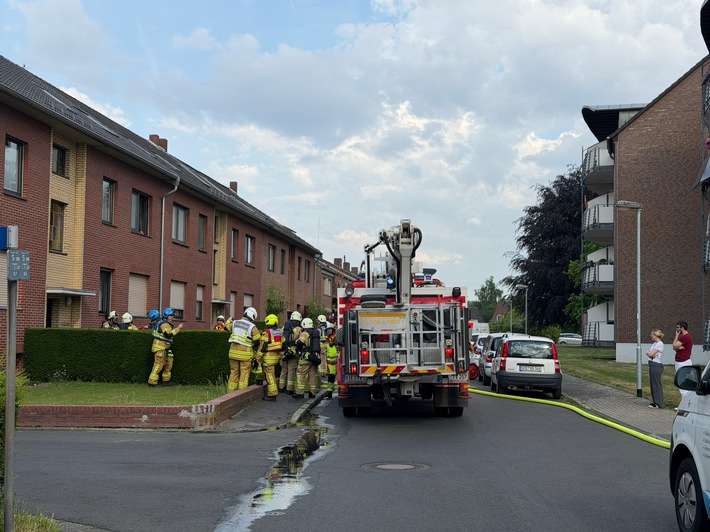 FW Tönisvorst: Wohnungsbrand in Tönisvorst - 2 Personen durch Feuerwehr gerettet Feuerwehr rettet zwei Personen aus einer verrauchten Brandwohnung. Fünf weitere Bewohner und eine Katze wurden in Sicherheit gebracht.