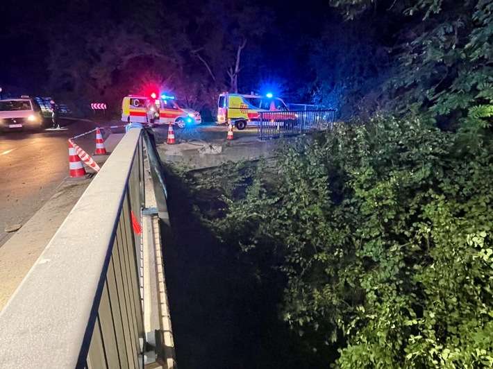 FW Paderborn: Verkehrsunfall in Paderborn Wewer fünf Verletzte nach Alleinunfall