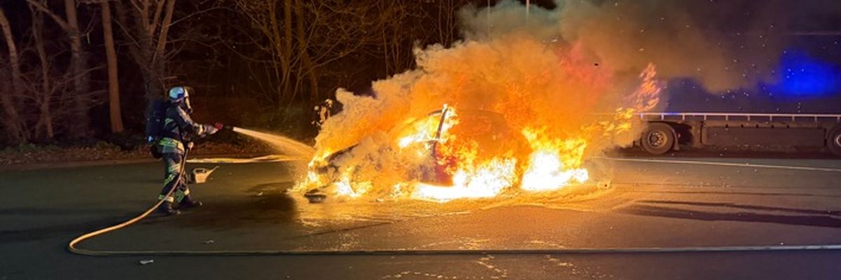 FW Hünxe: Pkw in Flammen - Fahrzeugbrand auf Rastplatz