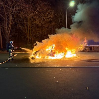 FW Hünxe: Pkw in Flammen - Fahrzeugbrand auf Rastplatz