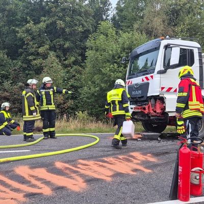 FW VG Westerburg: Frontalzusammenstoß mit LKW - Feuerwehr befreit PKW Fahrer